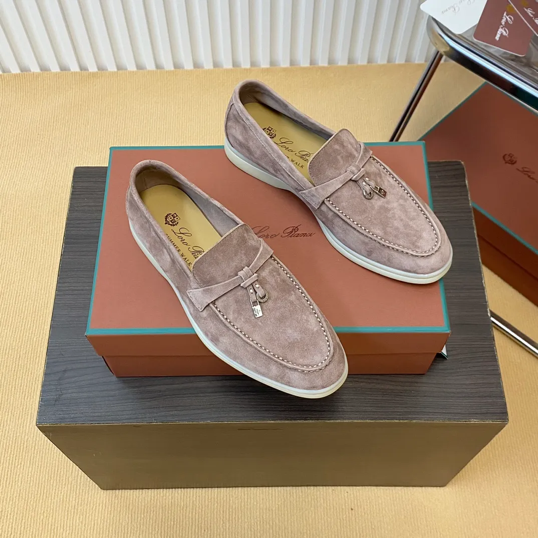 👟👟Ex-factory price 540👟👟 🔥🔥🔥 Loro Piana classic model 💯Top genuine grade💯Buy the original 1:1 copy💯 Founded the existing Loro Piana company on April 24, 1924. It is the sixth generation of family operation, providing the best quality products to customers who are discerning about taste and quality. Fabric: Imported original Yangjing (men's model imported high mercerized) Lining: Made of plain calfskin Purely hand-sewn thread Authentic packaging Original outsole Size: 35-42 39-45 Note: Long-term supply, sell with confidence